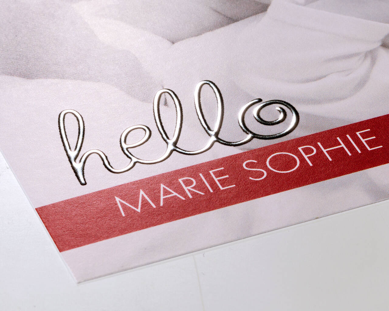 Gedetailleerde wenskaart met 'hello' en de naam 'MARIE SOPHIE' in een elegant ontwerp.