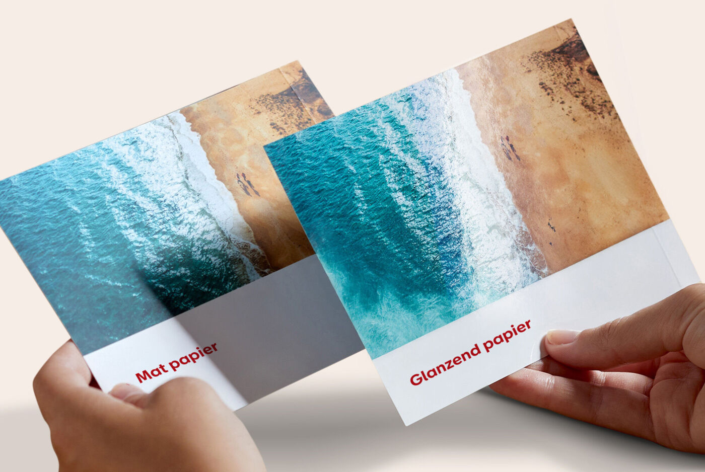 Twee kaartjes met strandfoto’s tonen het verschil tussen mat papier en glanzend papier.