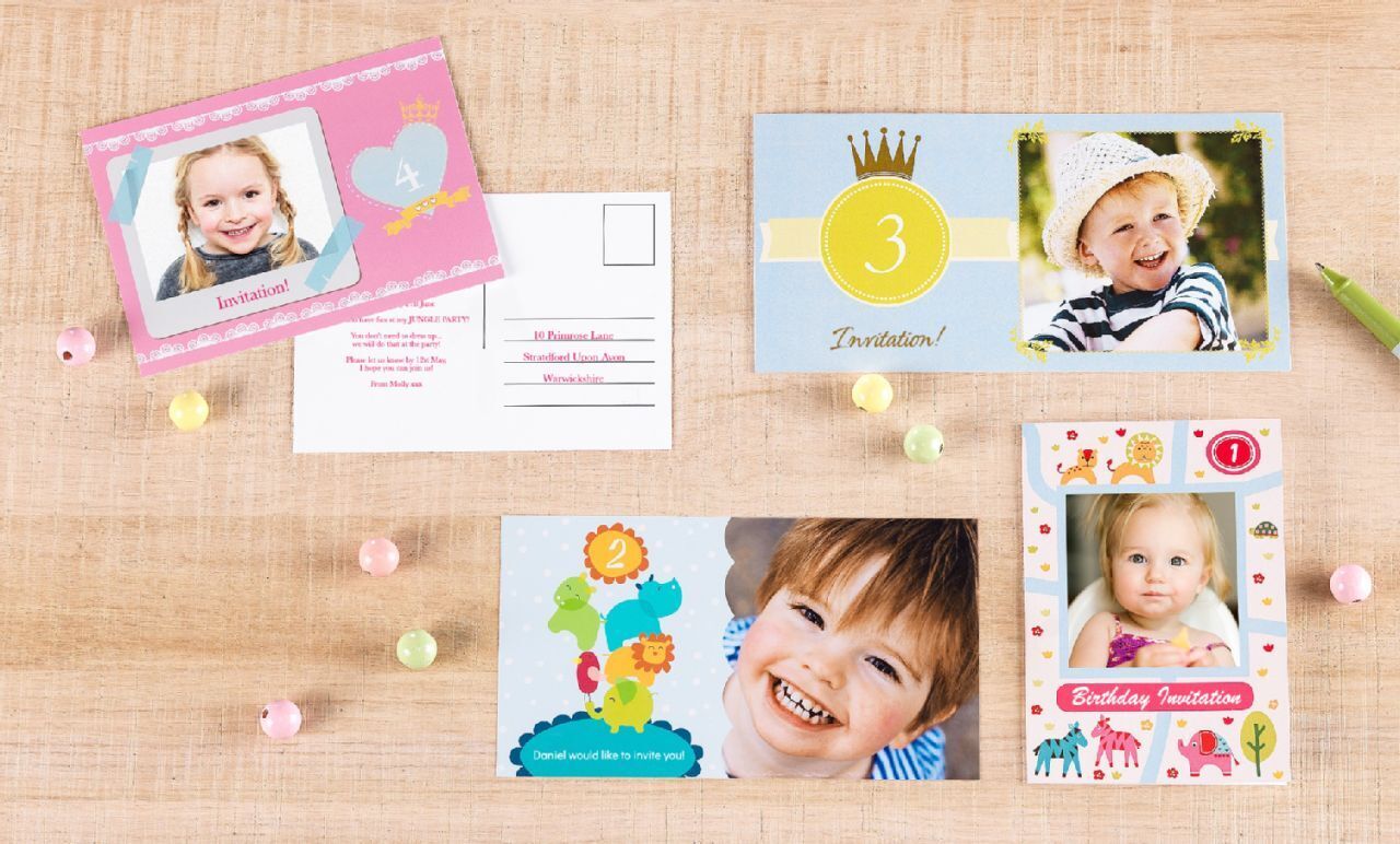 Vrolijke uitnodigingskaarten voor een kinderfeestje, kleurrijk met symbolische motieven.