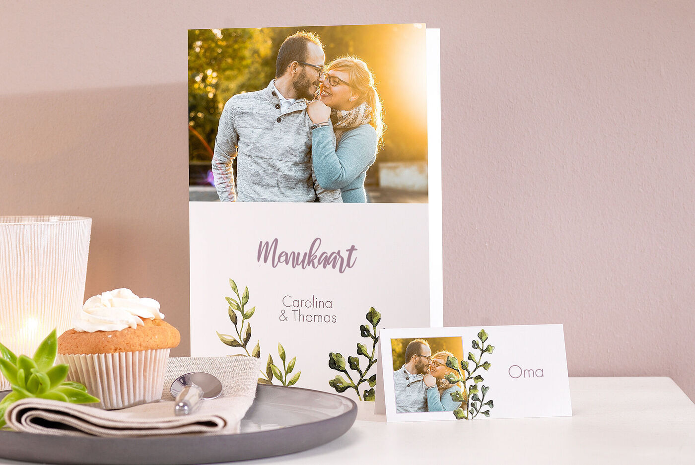Een liefdevol ontworpen uitnodigingskaart voor een bruiloft met florale elementen. De namen Carolina en Thomas zijn zichtbaar.