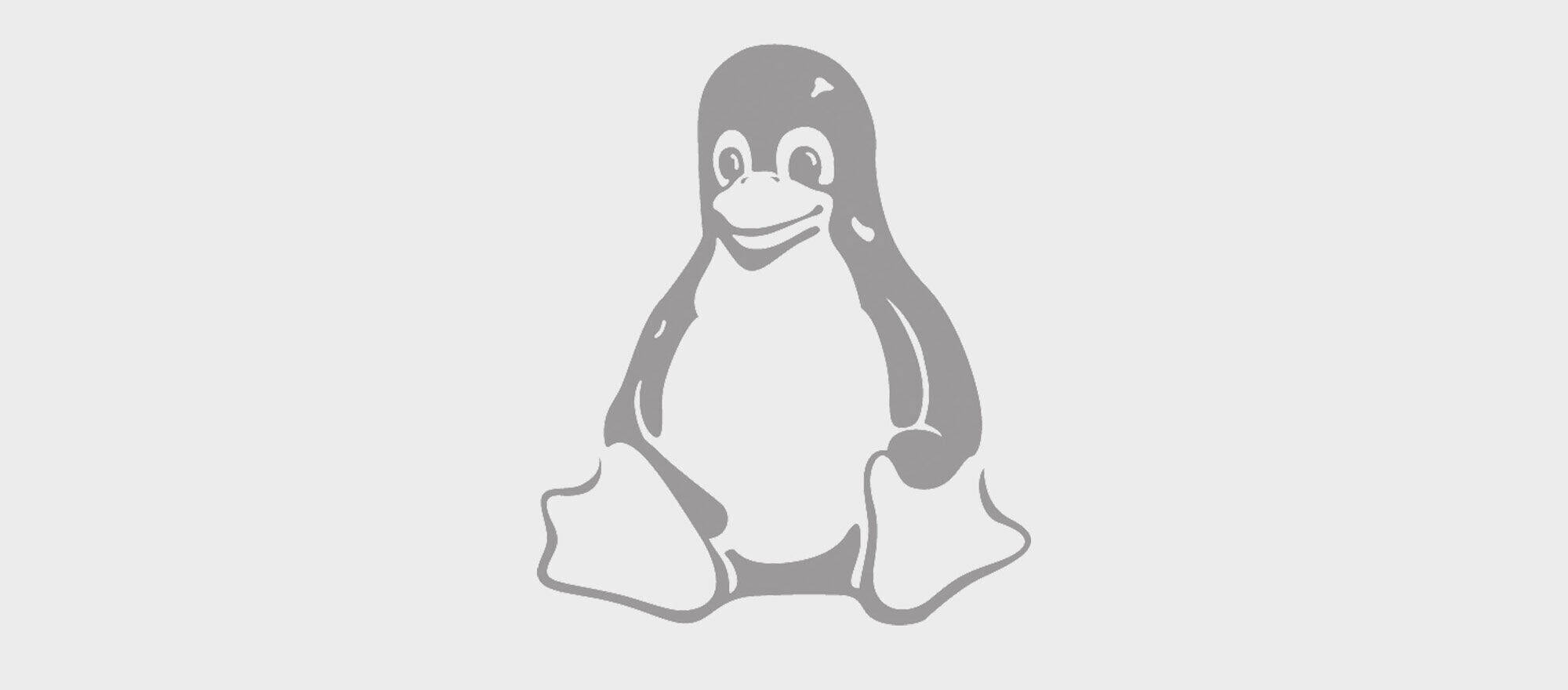 Speelse pinguïnfiguur zit met vrolijk gezicht en gespreide vinnen.