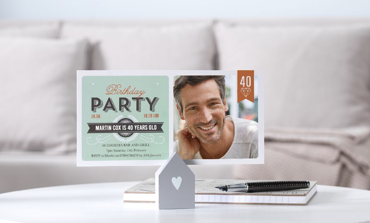 Een stijlvol verjaardagskaartontwerp voor een feest. De kaart toont gasten, een hartelijke uitnodiging en ruimte voor persoonlijke notities.