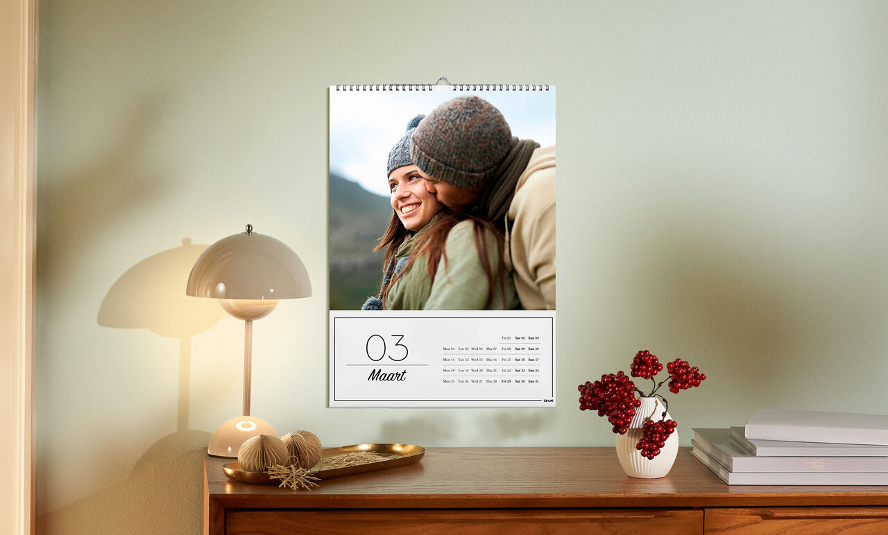 Mooie kalender met een koppel dat een gelukkig moment viert