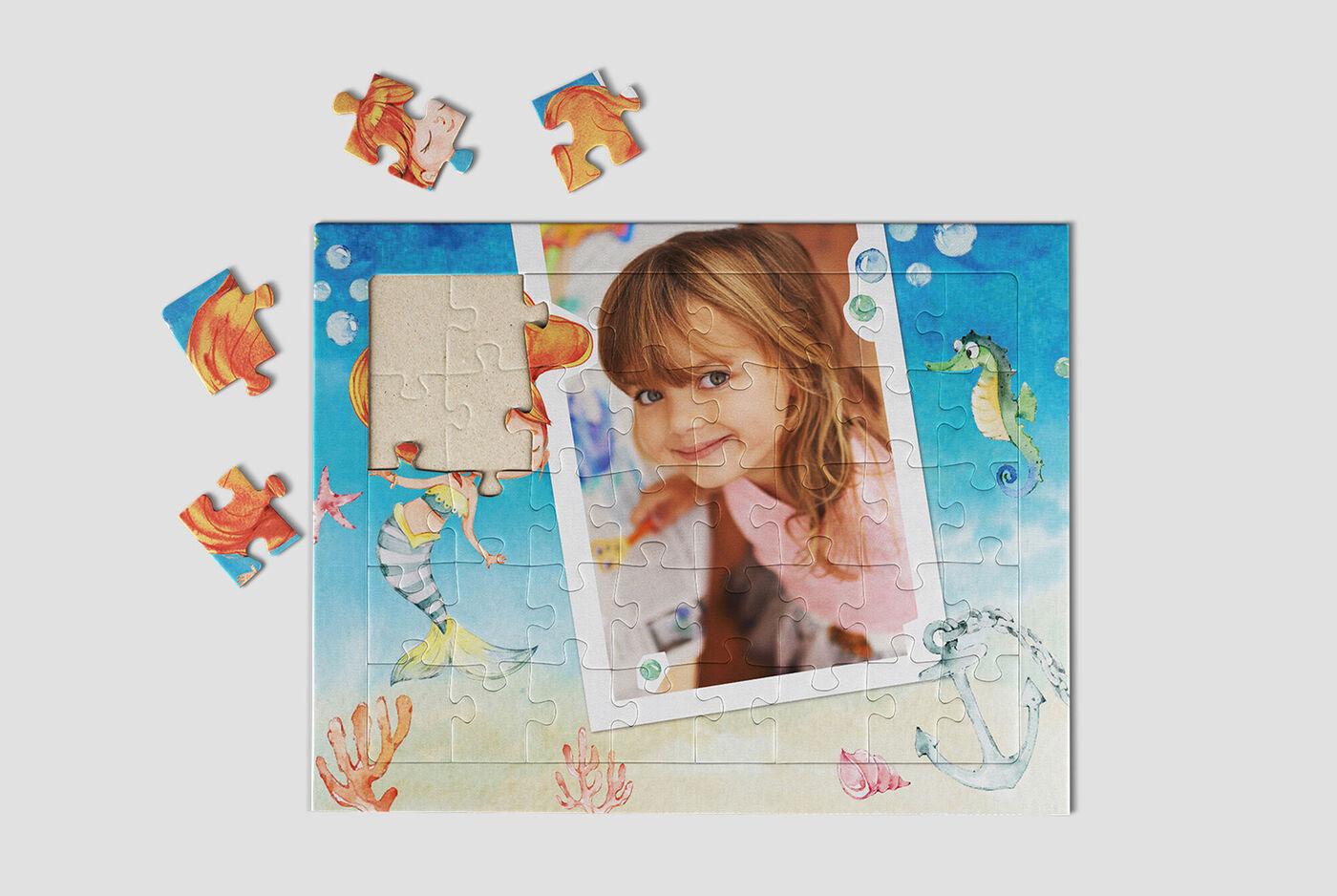 Kleurrijk ontworpen puzzel met diverse maritieme motieven en een lege foto-uitsparing