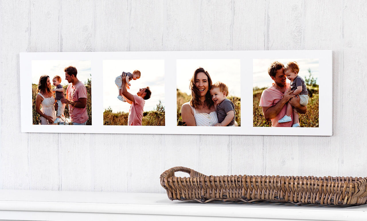 Een gezin geniet van de tijd buitenshuis, met foto's aan de muur.