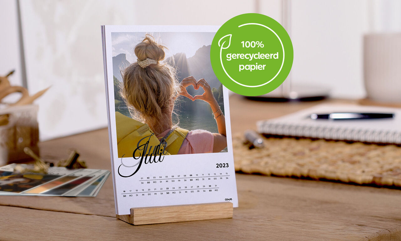 Kalenderpagina voor juli 2023 met vrouw die een hart vormt.