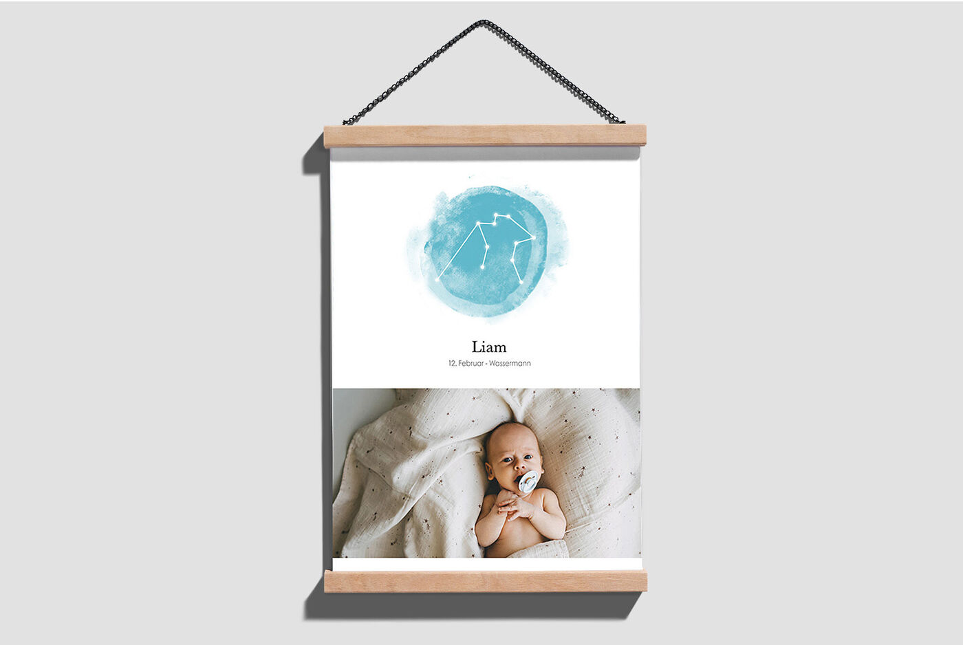 Prachtige muurdecor met babymotief en blauwe waterverfaccenten.