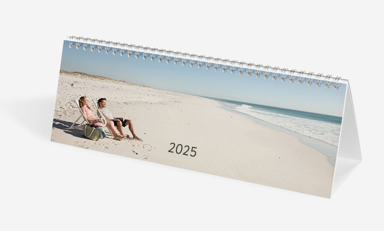 CEWE-fotokalender met een stel op het strand dat geniet van de zonsondergang, in 2025