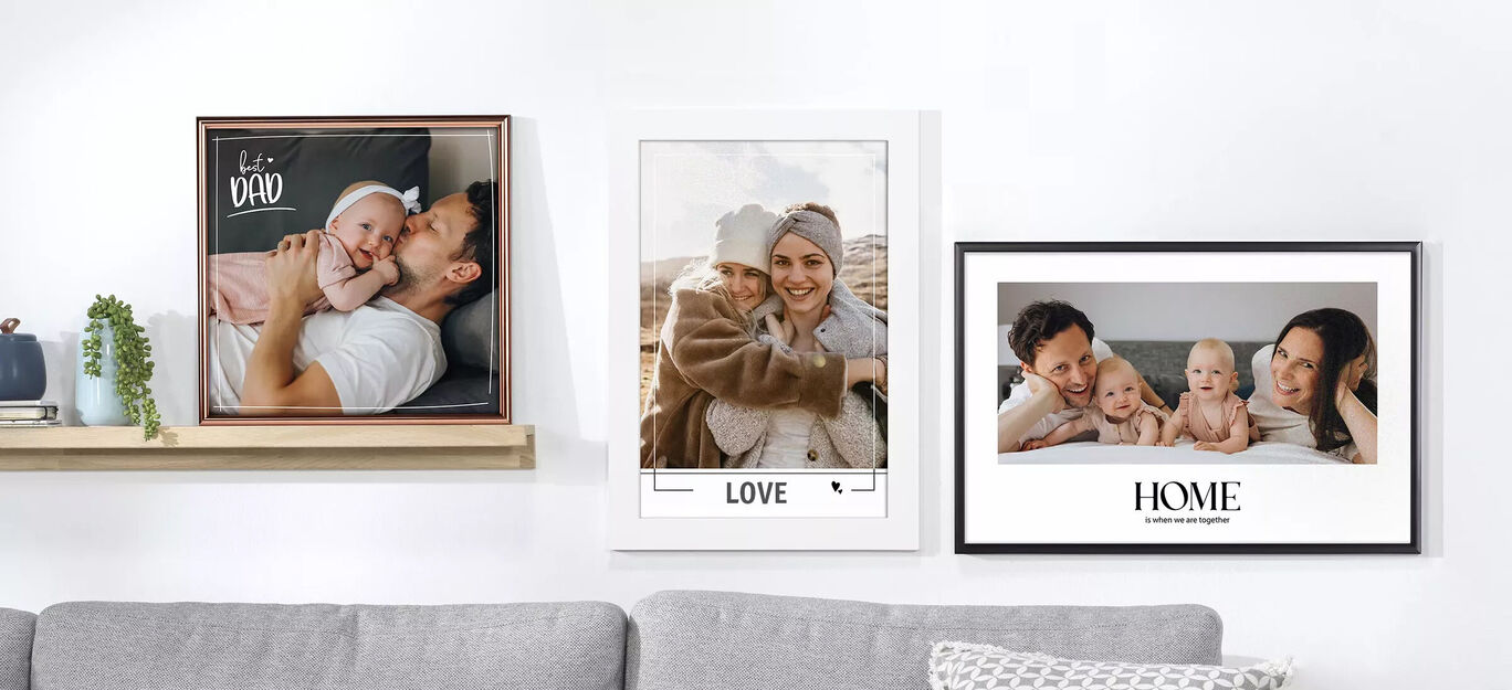 Charmante fotolijsten met familiefoto's in een modern interieur.