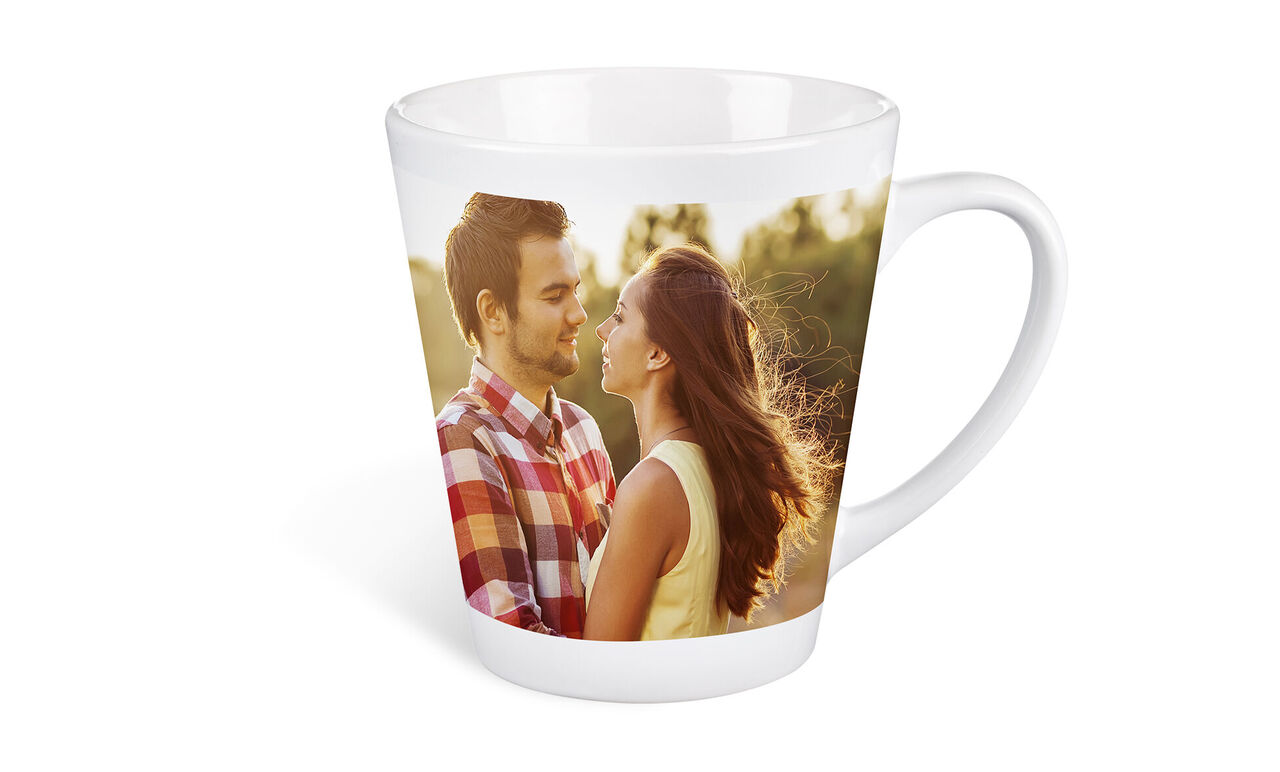Een mok met een romantische fotoprint van een stel in de natuur.