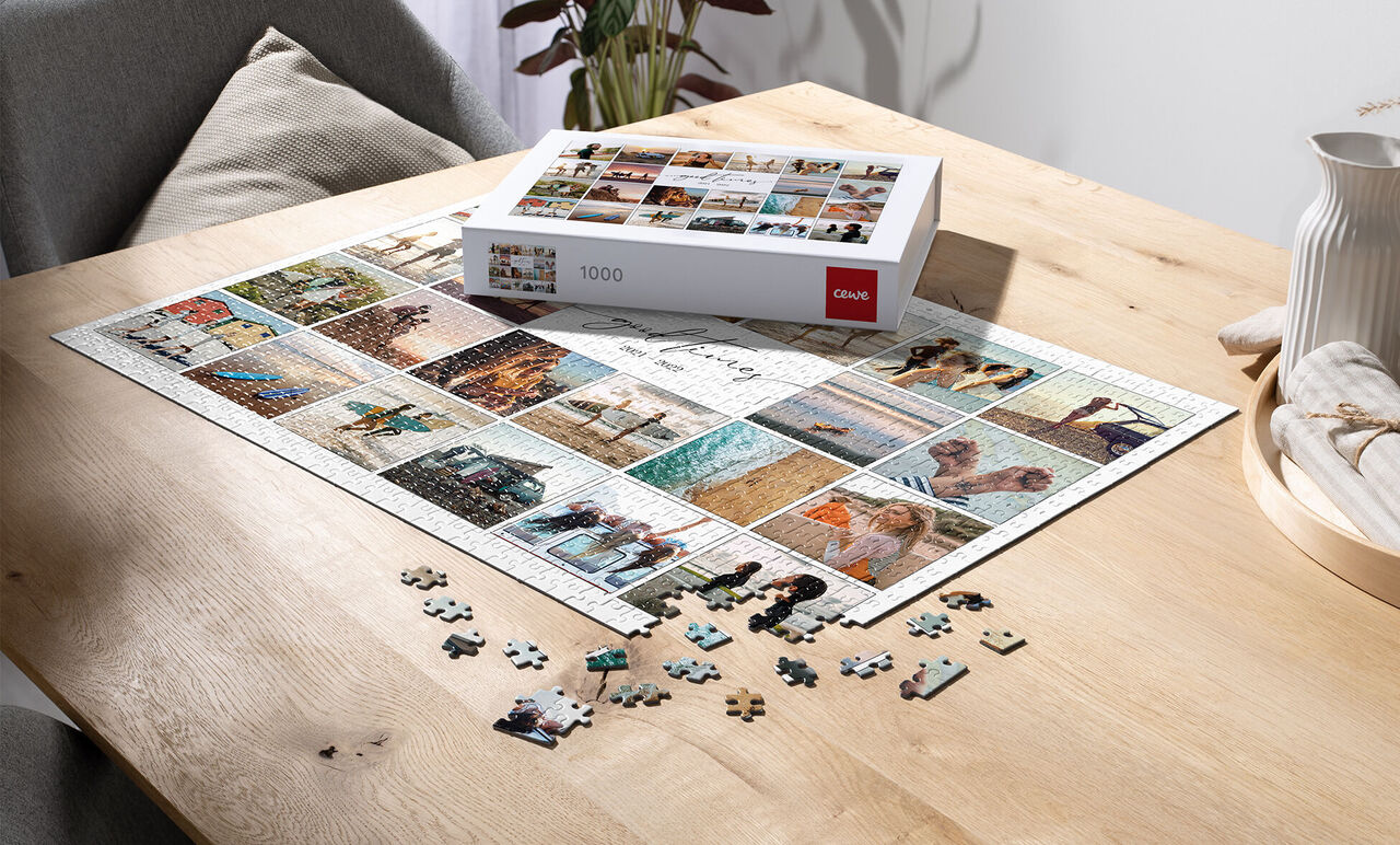 Een puzzel van 1000 stukjes met foto's op een houten tafel, enkele stukjes liggen ernaast