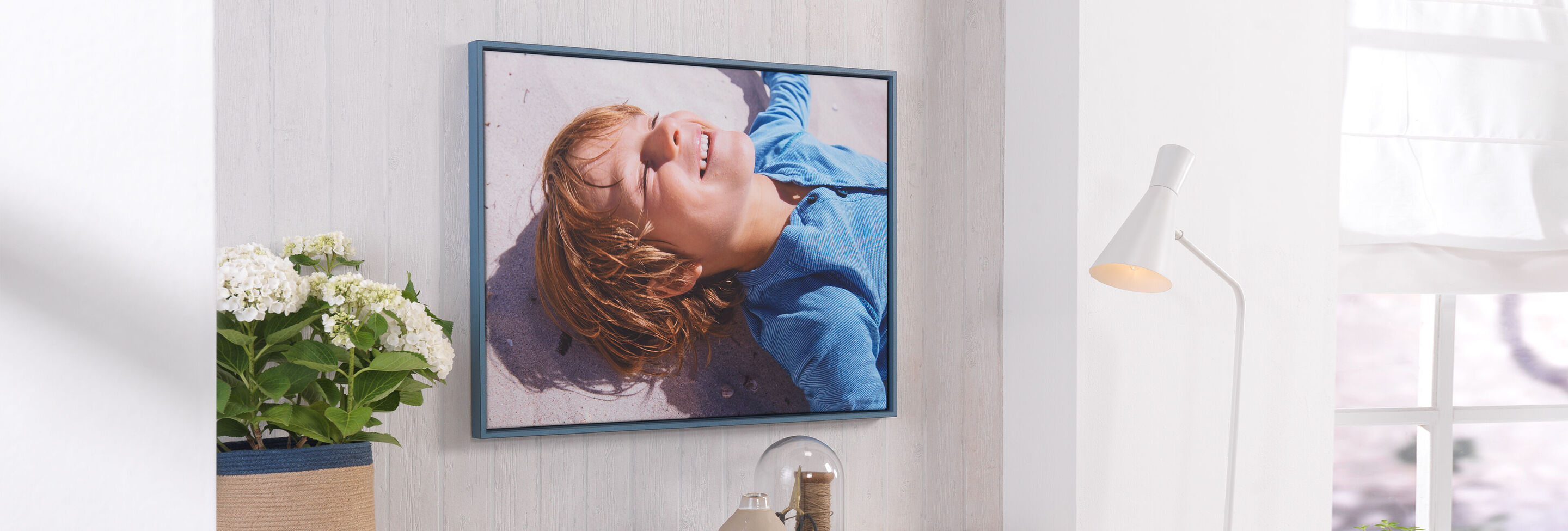 Een moderne wanddecoratie met een ontspannen motief dat vreugde en lichtheid uitstraalt