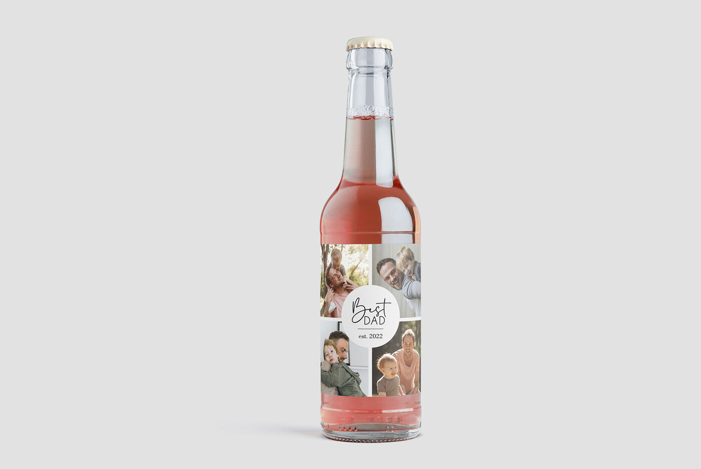 Een decoratief vormgegeven fles met een verfrissend drankje. Op de achtergrond foto's van blije mensen. Het rode etiket heeft de tekst 'NIEUW'.
