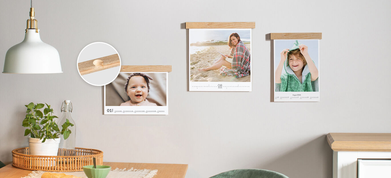 Drie foto's in een moderne kamer: twee strandmomenten en een babyfoto, met plant en hanglamp die sfeer brengen.