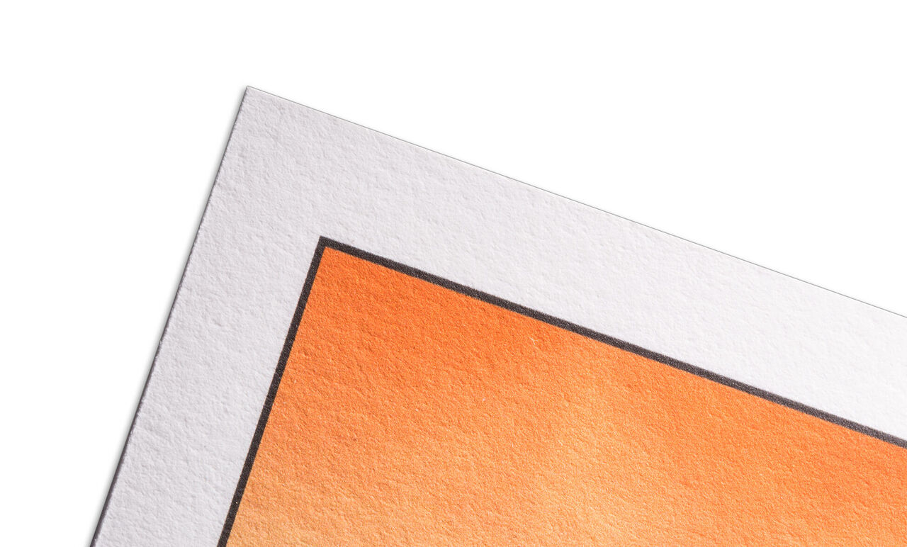 Hoekaanzicht van een kunstwerk in warme, oranje tinten