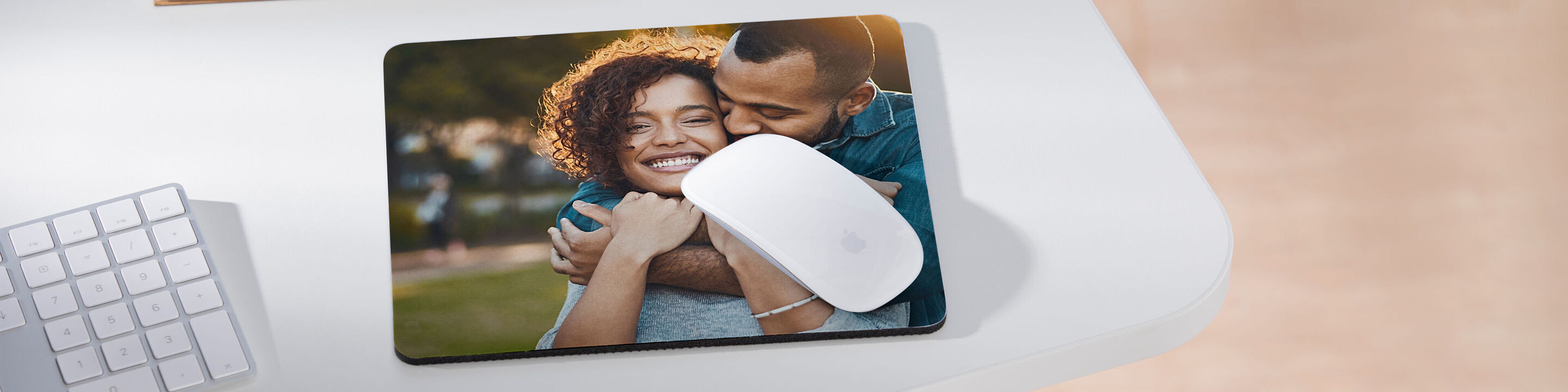 Een liefdevol moment tussen vrienden met een cadeau
