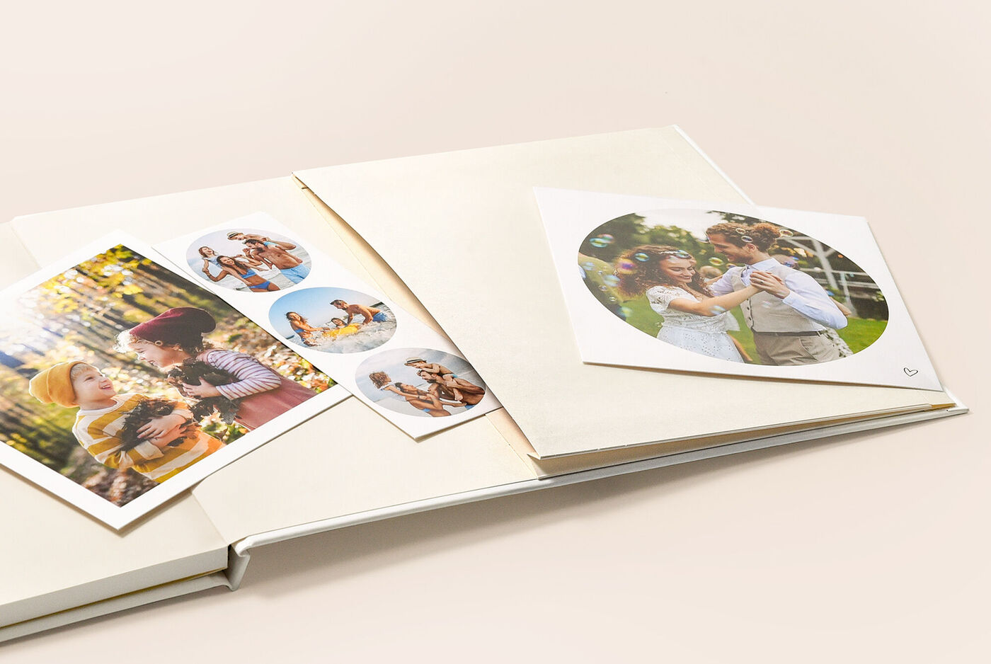 Twee kaartjes met strandfoto’s tonen het verschil tussen mat papier en glanzend papier.