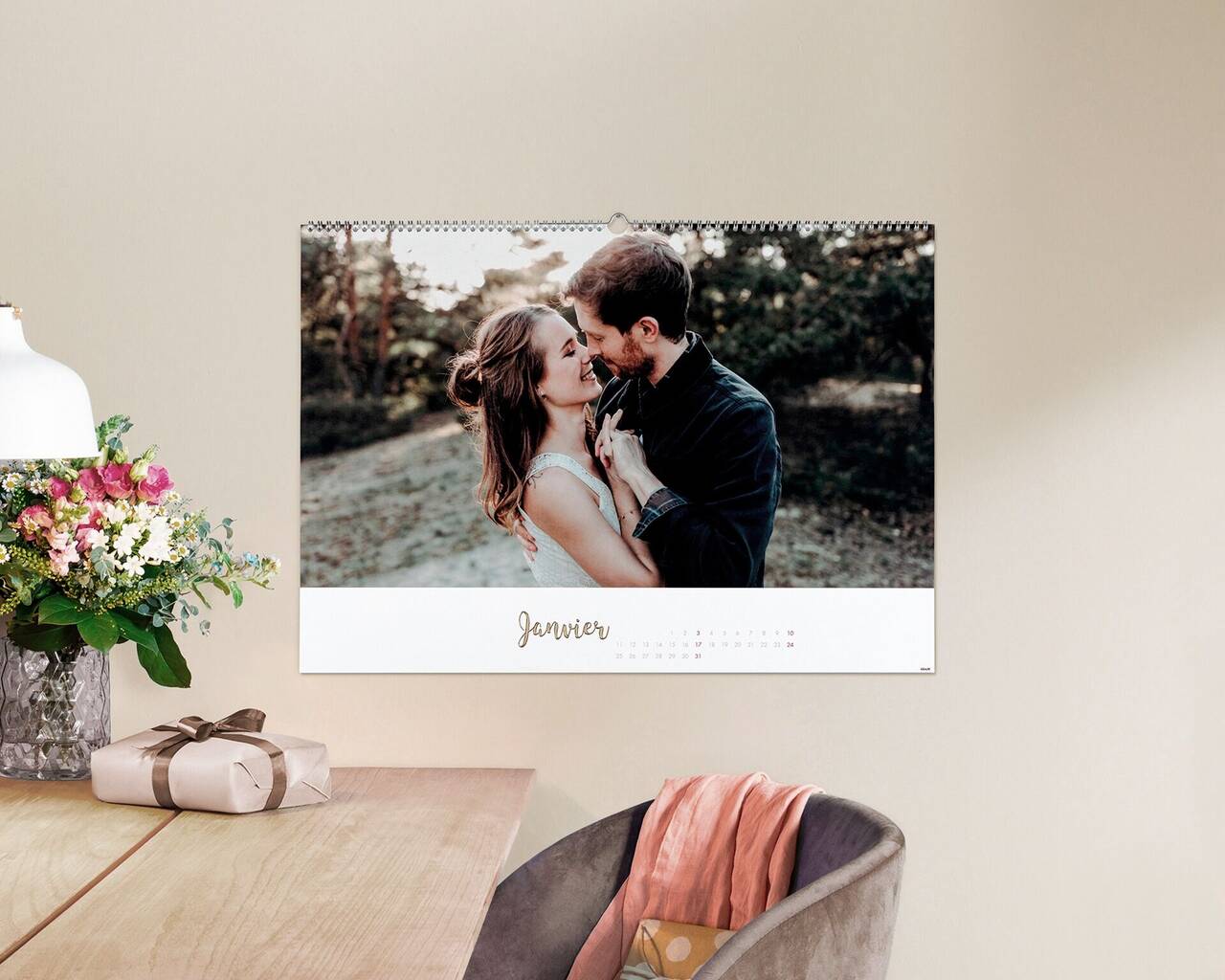 Een gelukkig paar staat tegenover elkaar in een liefdevolle omhelzing, met een kalenderblad van januari op de voorgrond.