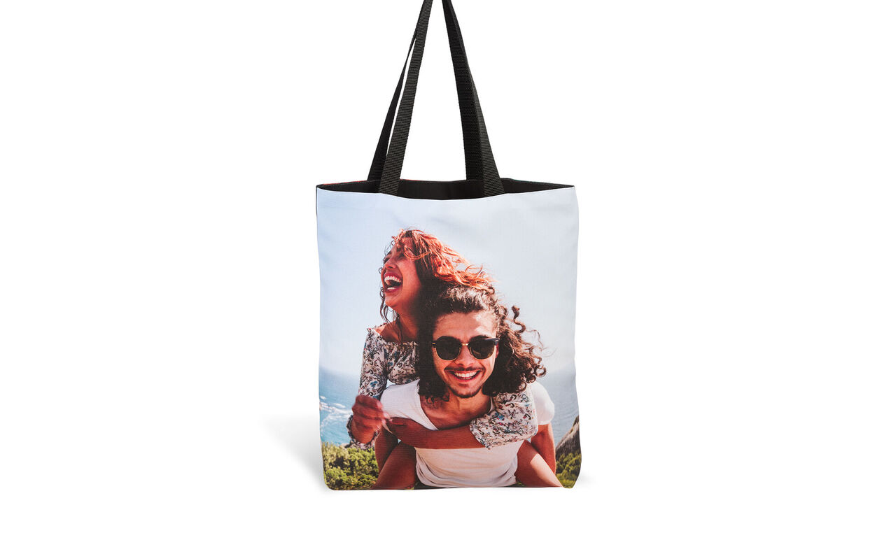 Tas met een vrolijke momentopname van een vrouw en een kind.