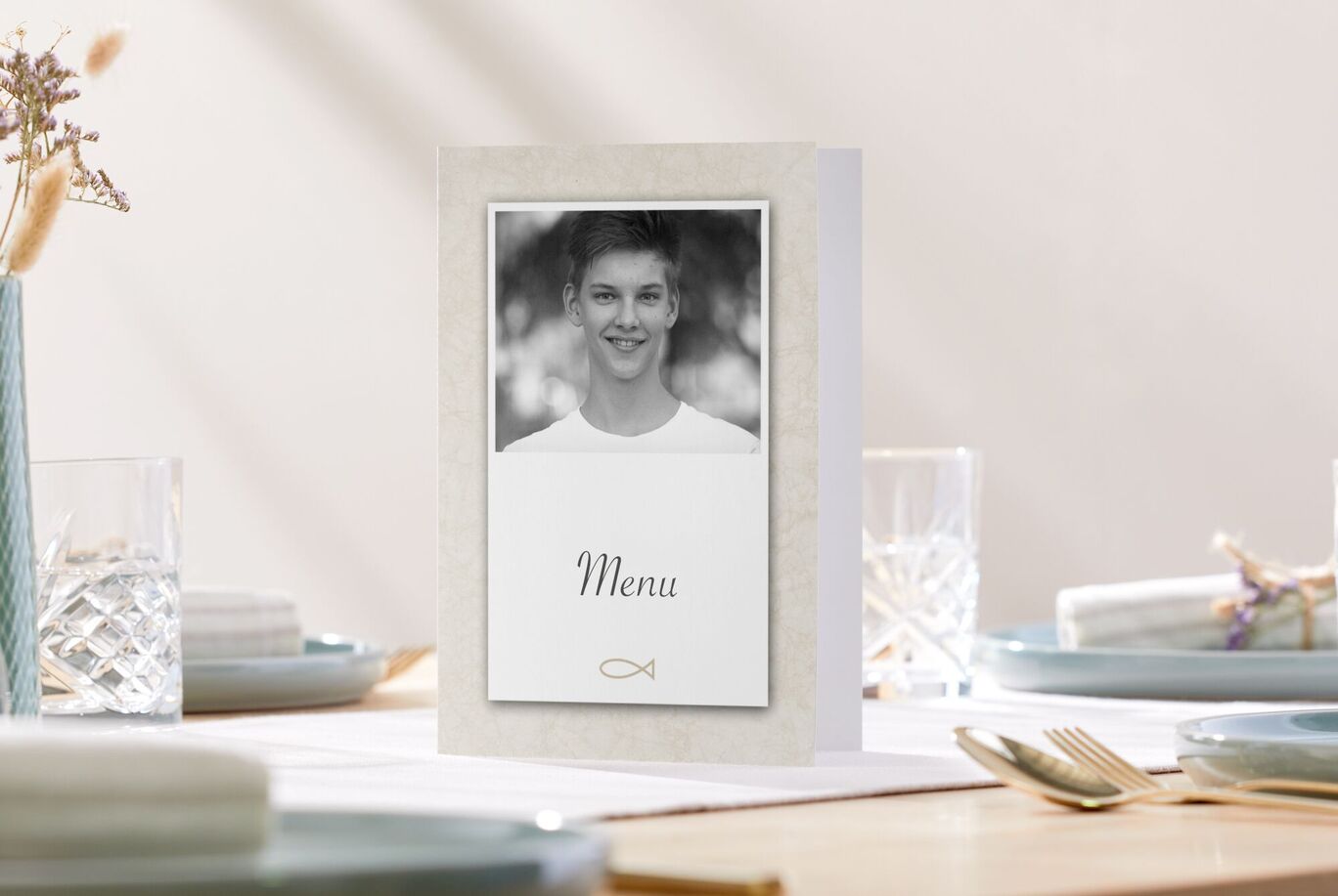 Elegante menukaarten op een feestelijk gedekte tafel