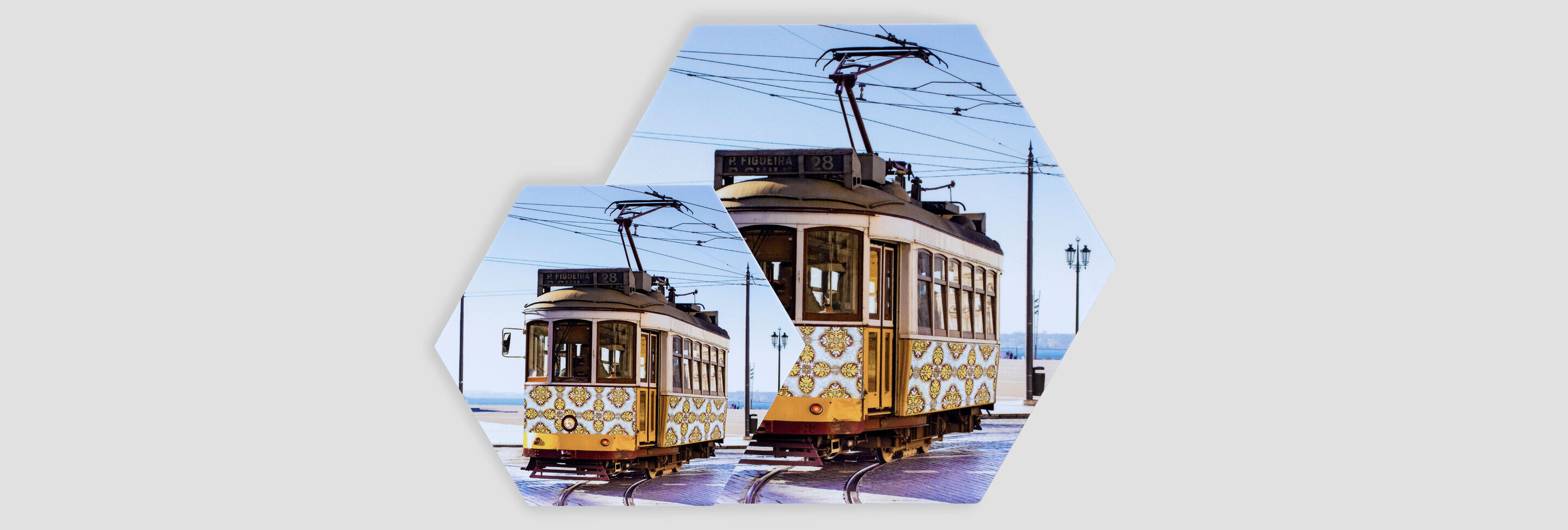 Kleurrijke tram met nostalgisch design op een spoor