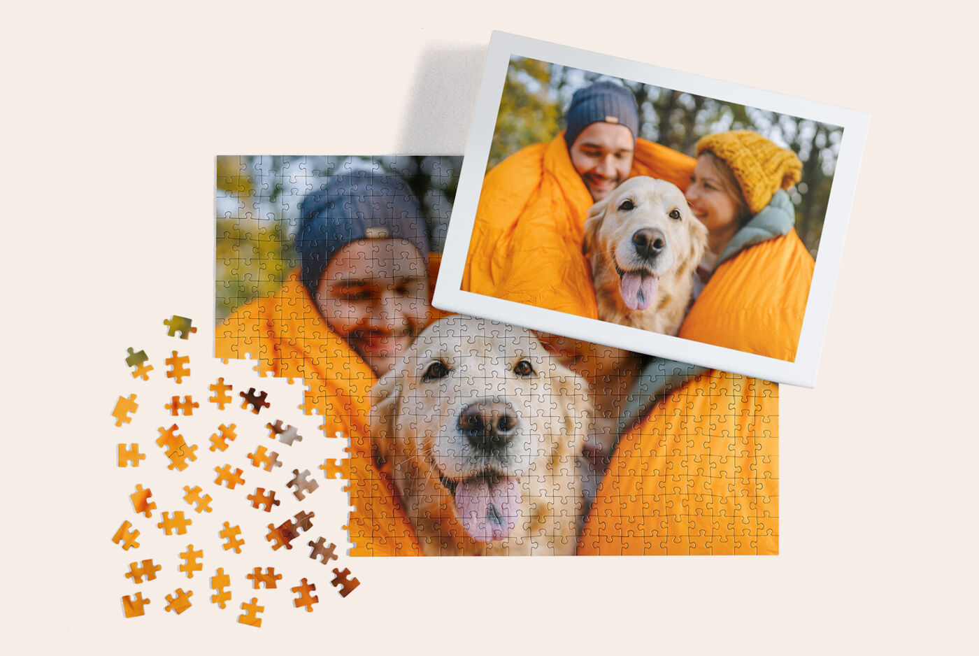 Fotopuzzel van een stel dat samen met hun hond poseert in het bos, naast het voorbeeldfotootje.