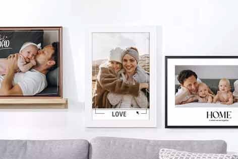 Familie poseert samen voor een liefdevolle foto, omlijst met mooie wanddecoratie.