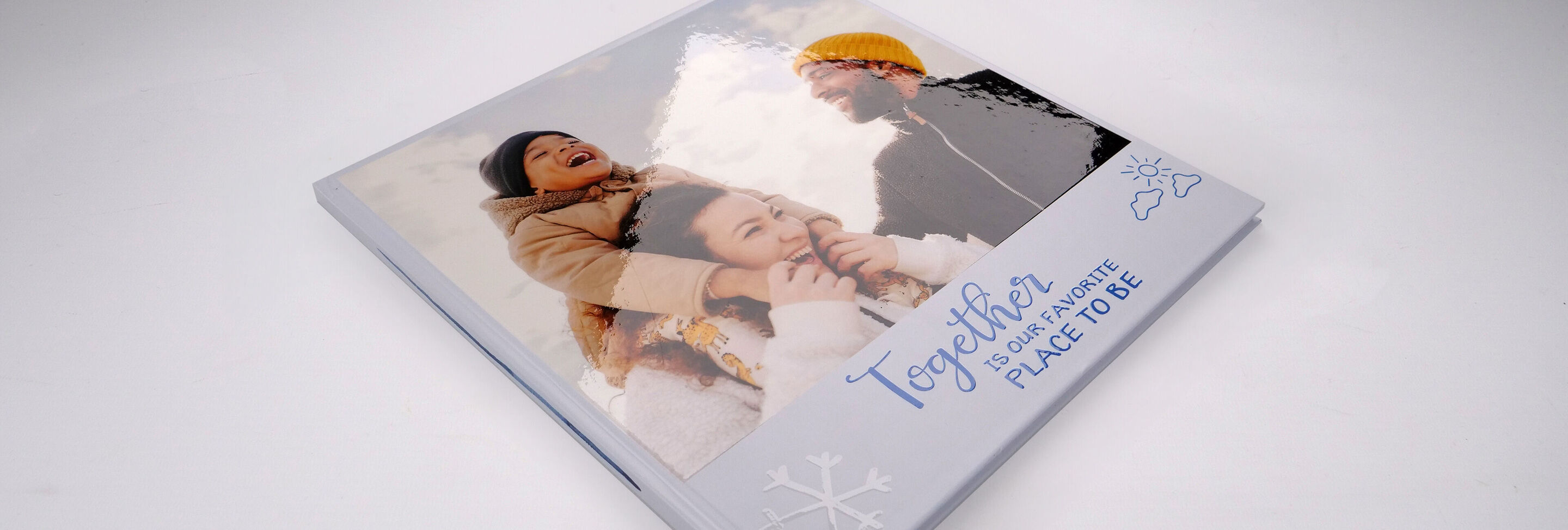 Fotoboek met vrolijke momenten, omringd door sneeuwvlokken en met de tekst 'Together'.