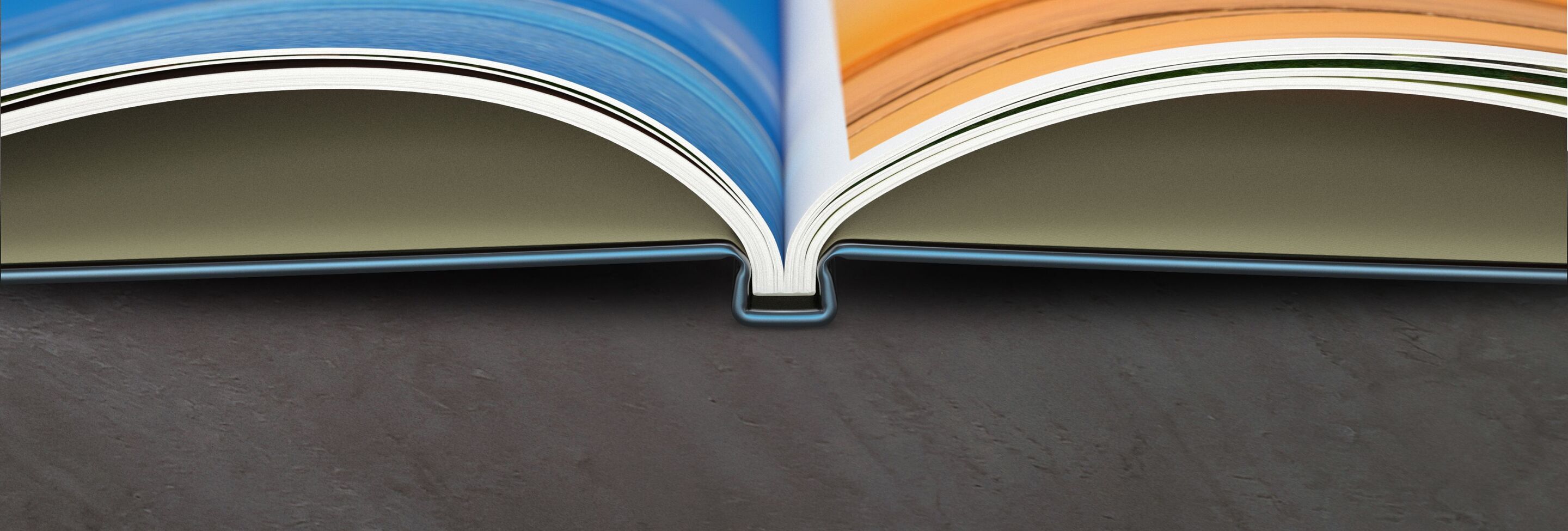 Open fotoboek met kleurrijke pagina's in blauw en oranje
