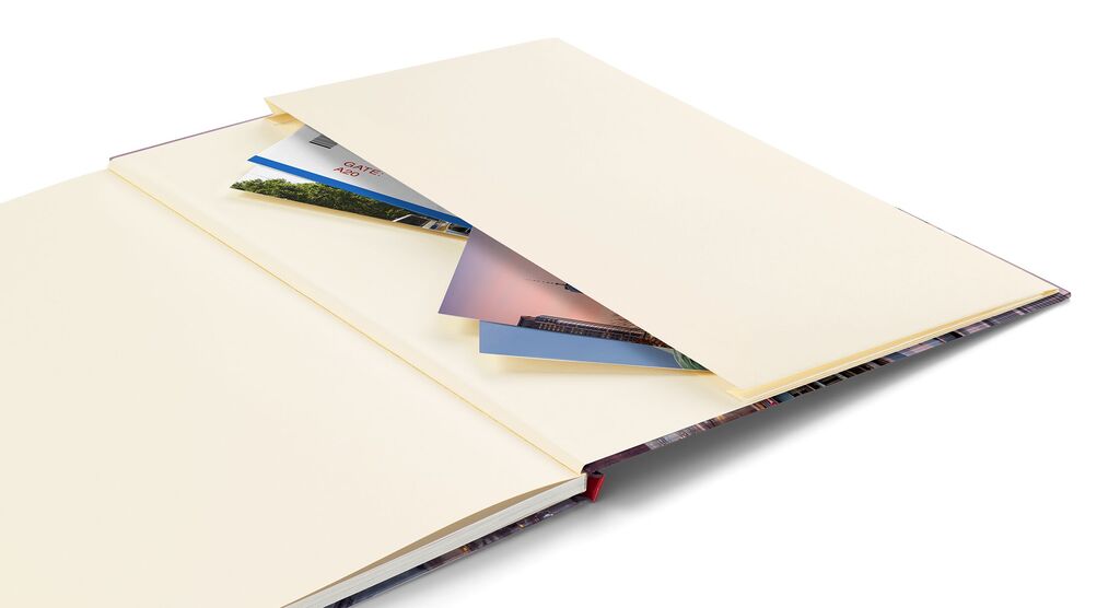 Een open fotoboek met lege pagina's en uitstekende foto's