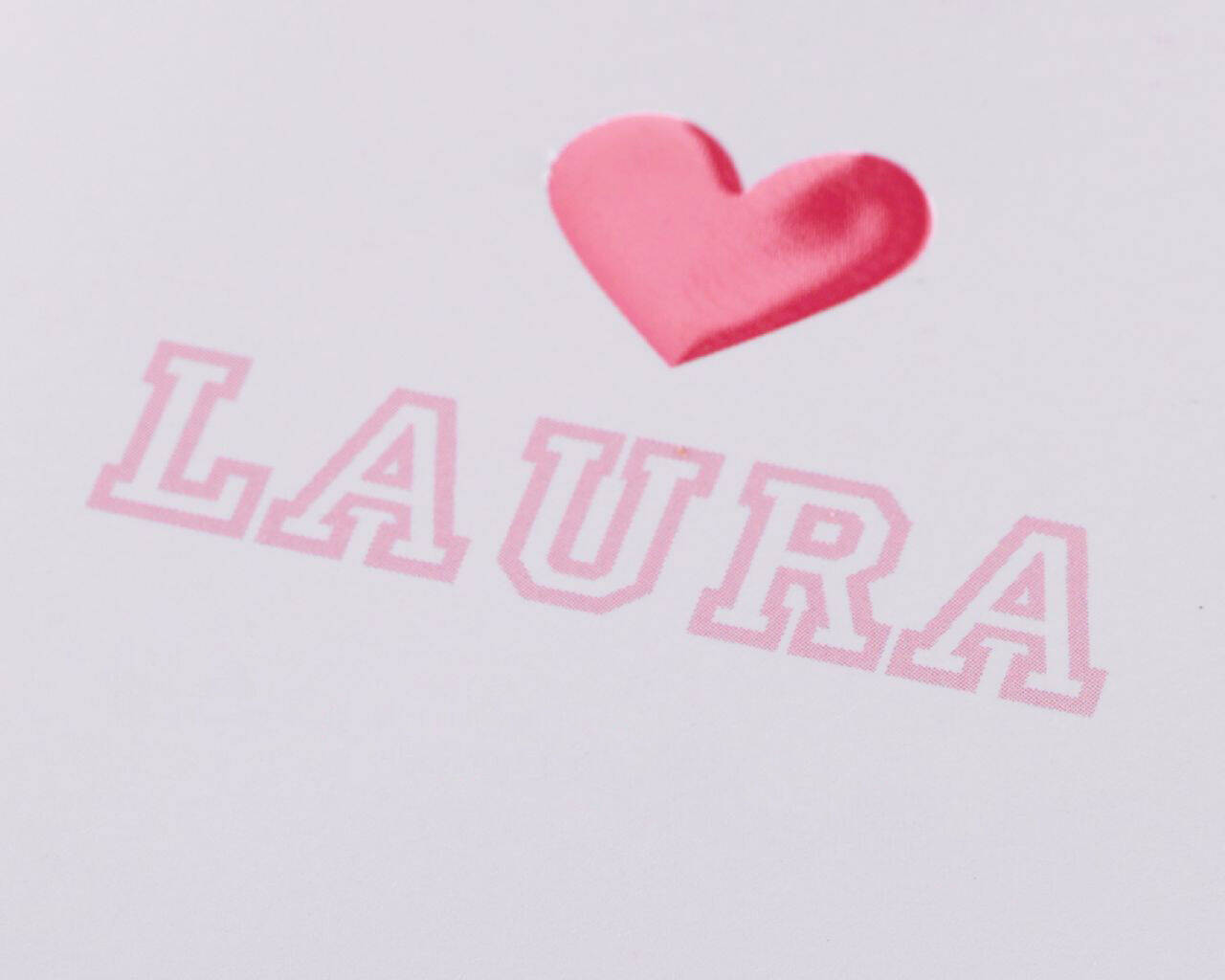 Roze hart boven de naam 'LAURA' op witte achtergrond