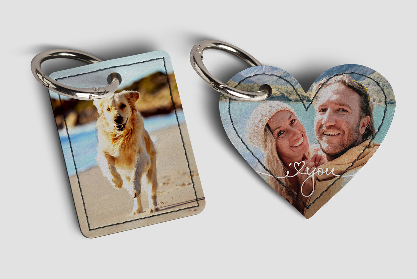 Twee gepersonaliseerde sleutelhangers met fotomotieven, één met een hond en één met een hartvormig design