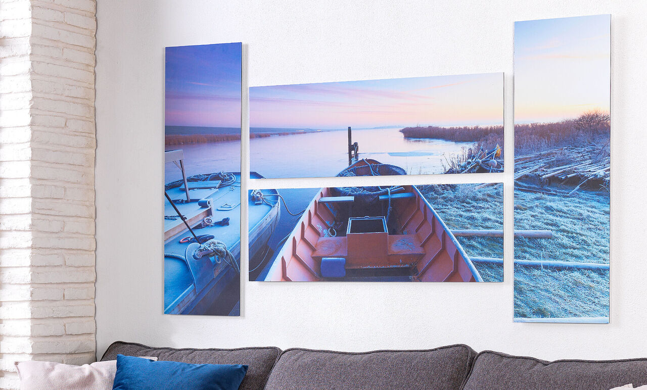 Landschap met boten op het water en zachte kleuren van de zonsopgang.