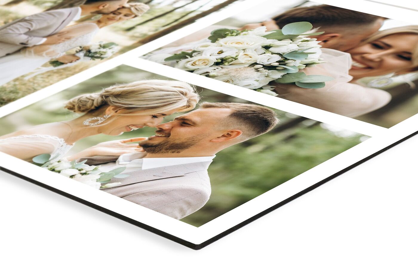 Bruidspaar omhelst elkaar terwijl ze elkaar liefdevol toelachen, naast een foto met een stralend boeket witte rozen.