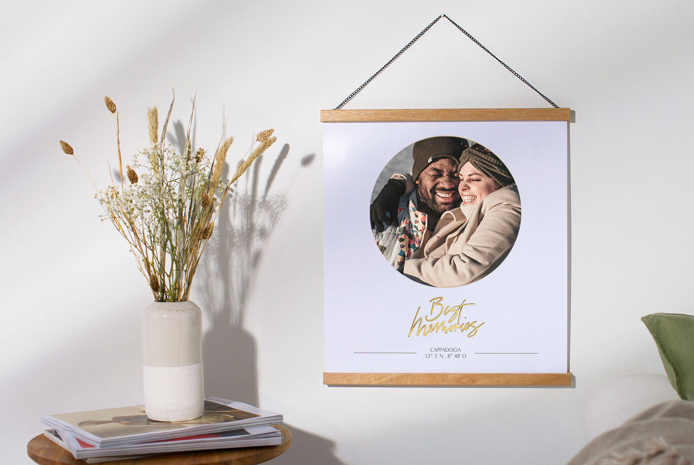 Stijlvolle wanddecoratie met de tekst "Best Moments", omlijst door hout en versierd met een bloemetje in een vaas.