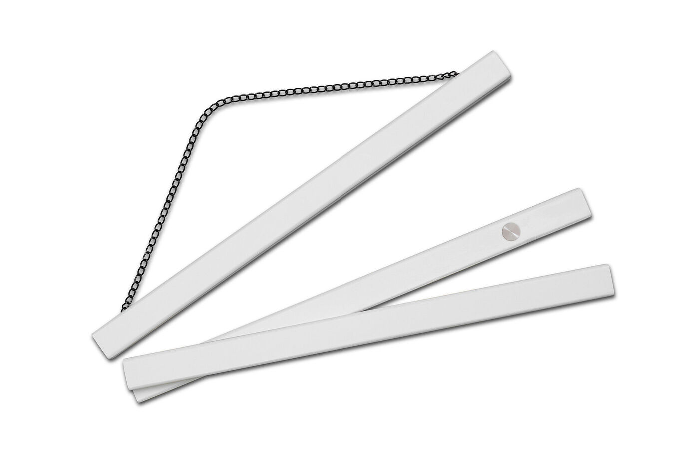 Drie witte latten met een zwarte ketting, perfect voor creatieve doe-het-zelf projecten.