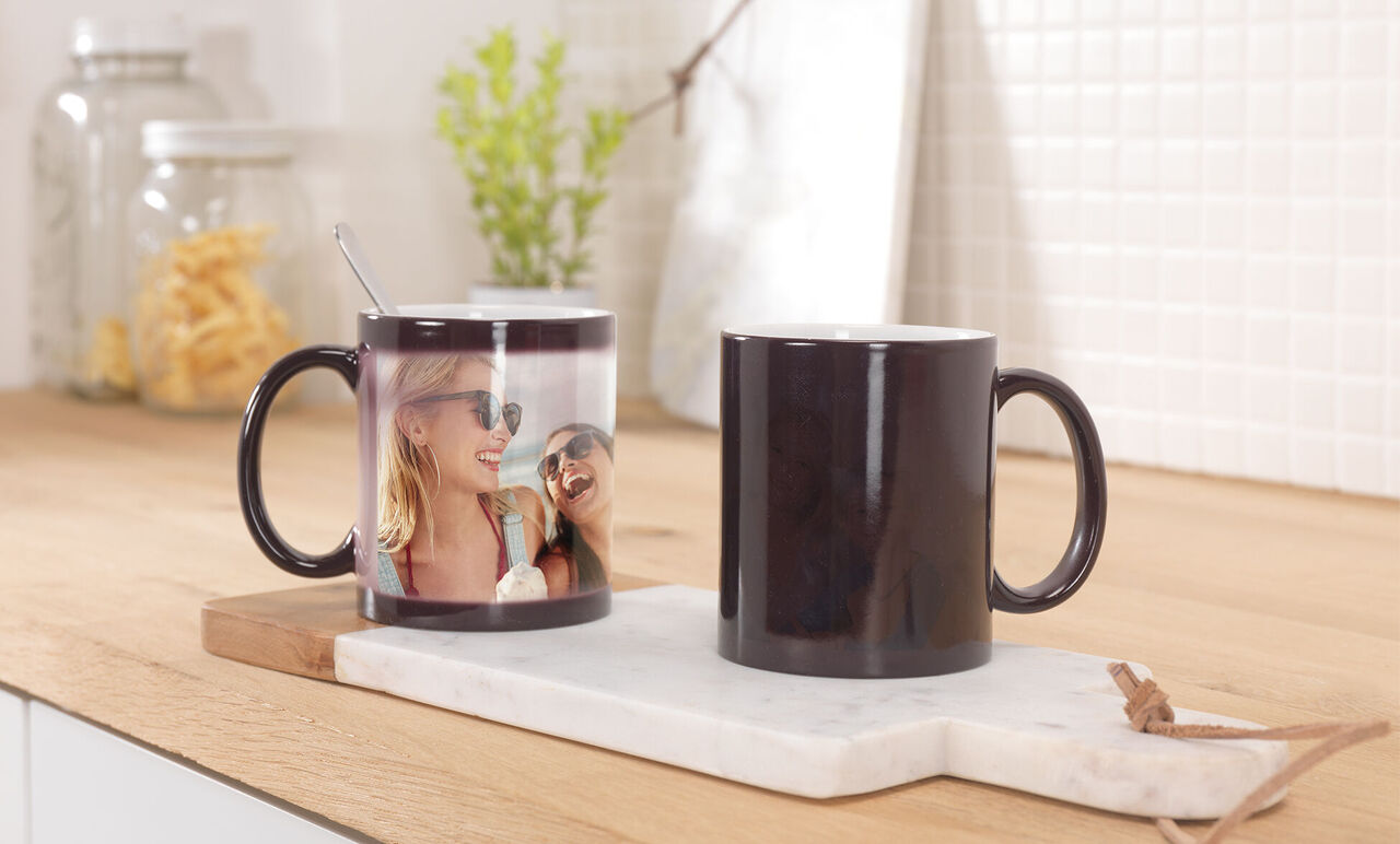 Twee mokken op een houten plank, een met een persoonlijke fotoprint.
