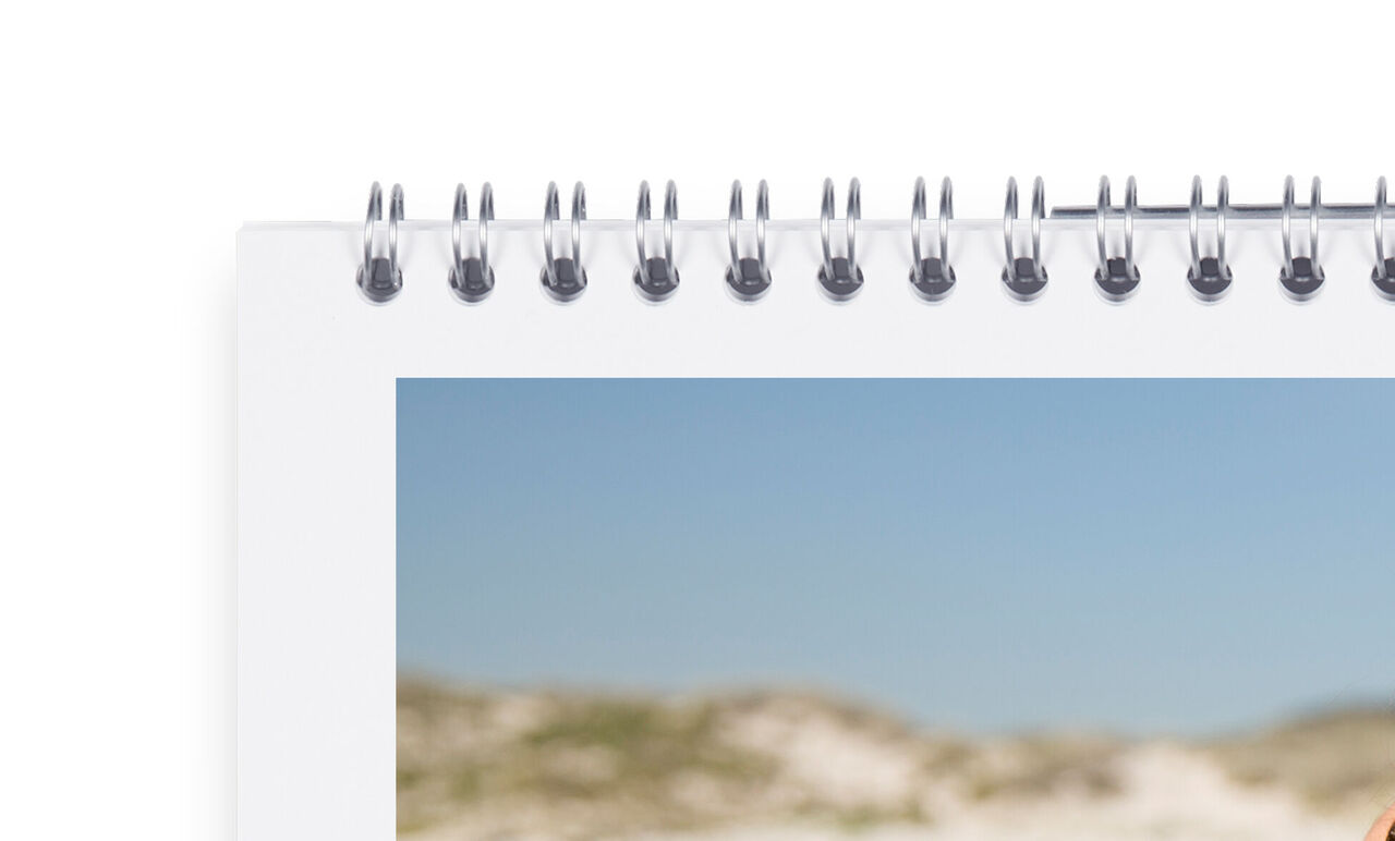 Een open fotoboek met mooie herinneringen aan een strandvakantie.