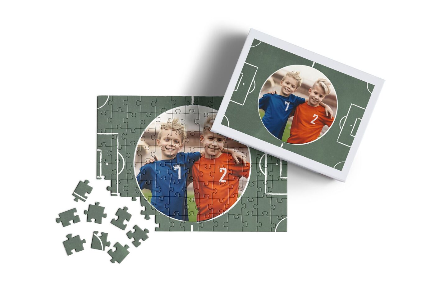 Fotopuzzel met een afbeelding van twee kinderen in voetbalshirts op een voetbalveld, naast het voorbeeldfotootje.
