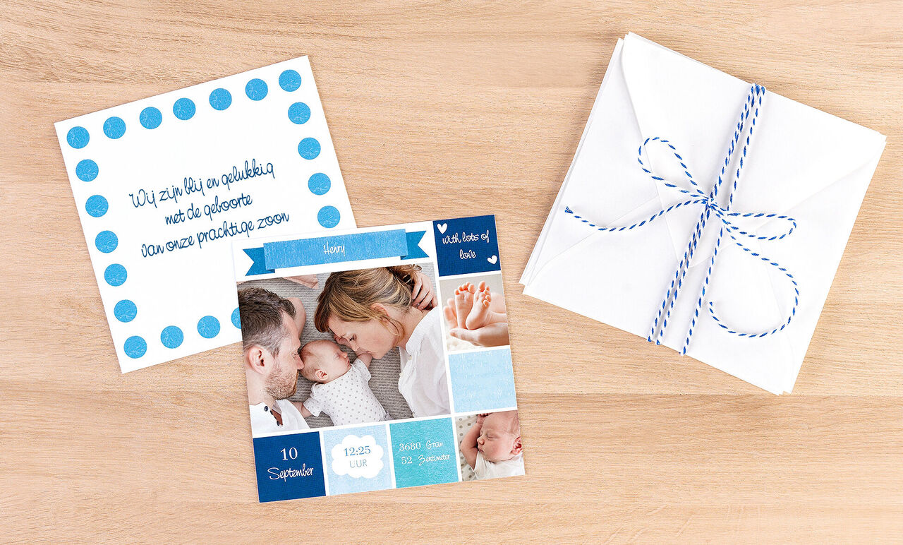Lieve wenskaarten met kinderfoto's en blauw ontwerp. Op de kaart staat: 'We zijn blij dat jullie erbij zijn. Dit zijn onze kleine zonnetjes.'