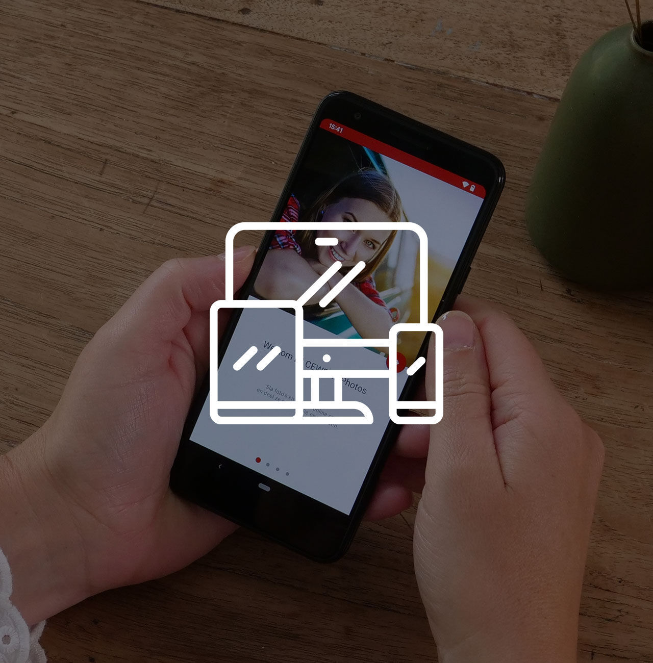 Handen houden een smartphone vast die een fotogalerij toont.