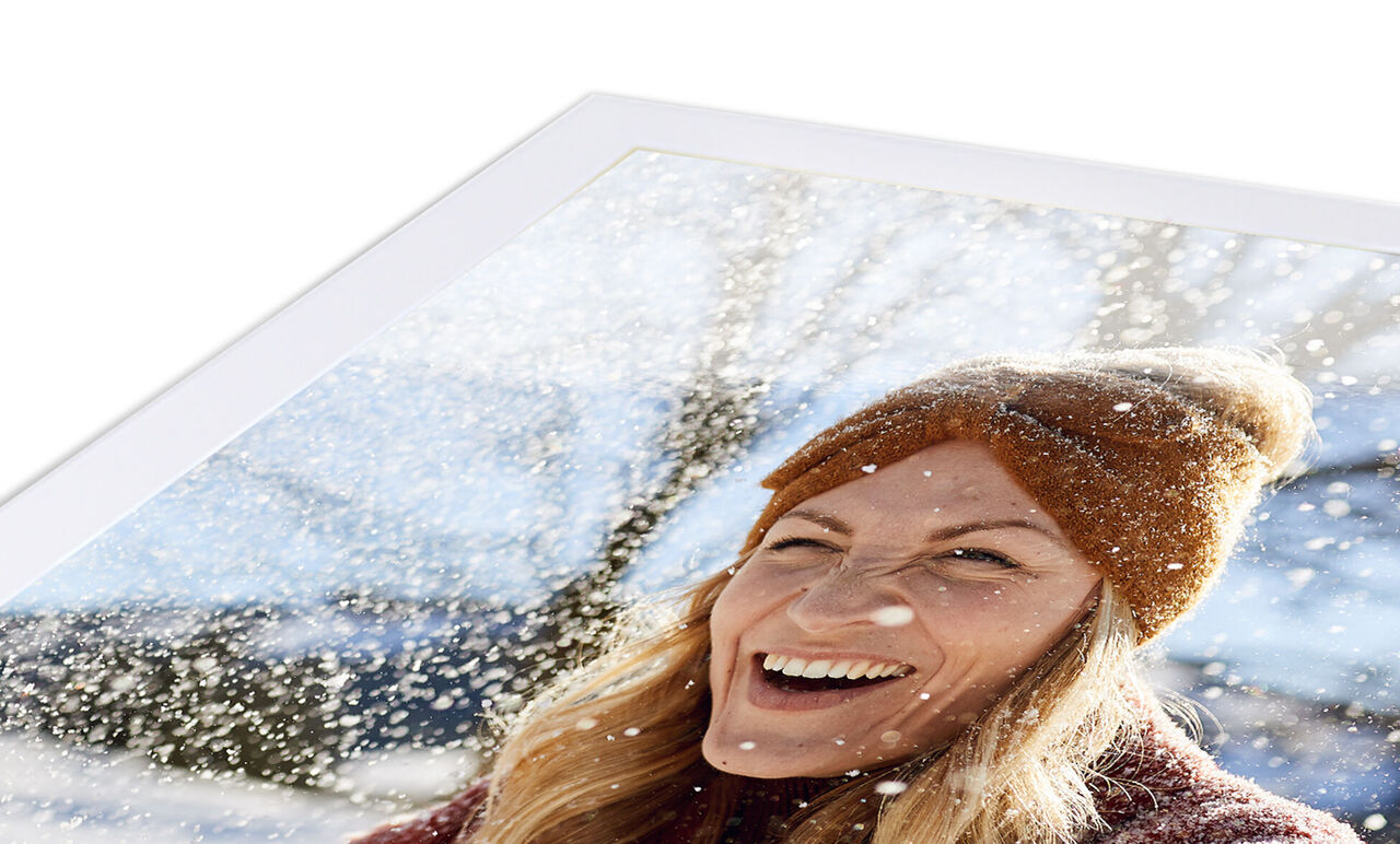 Iemand in een winterpark met een muts en sneeuw op de achtergrond