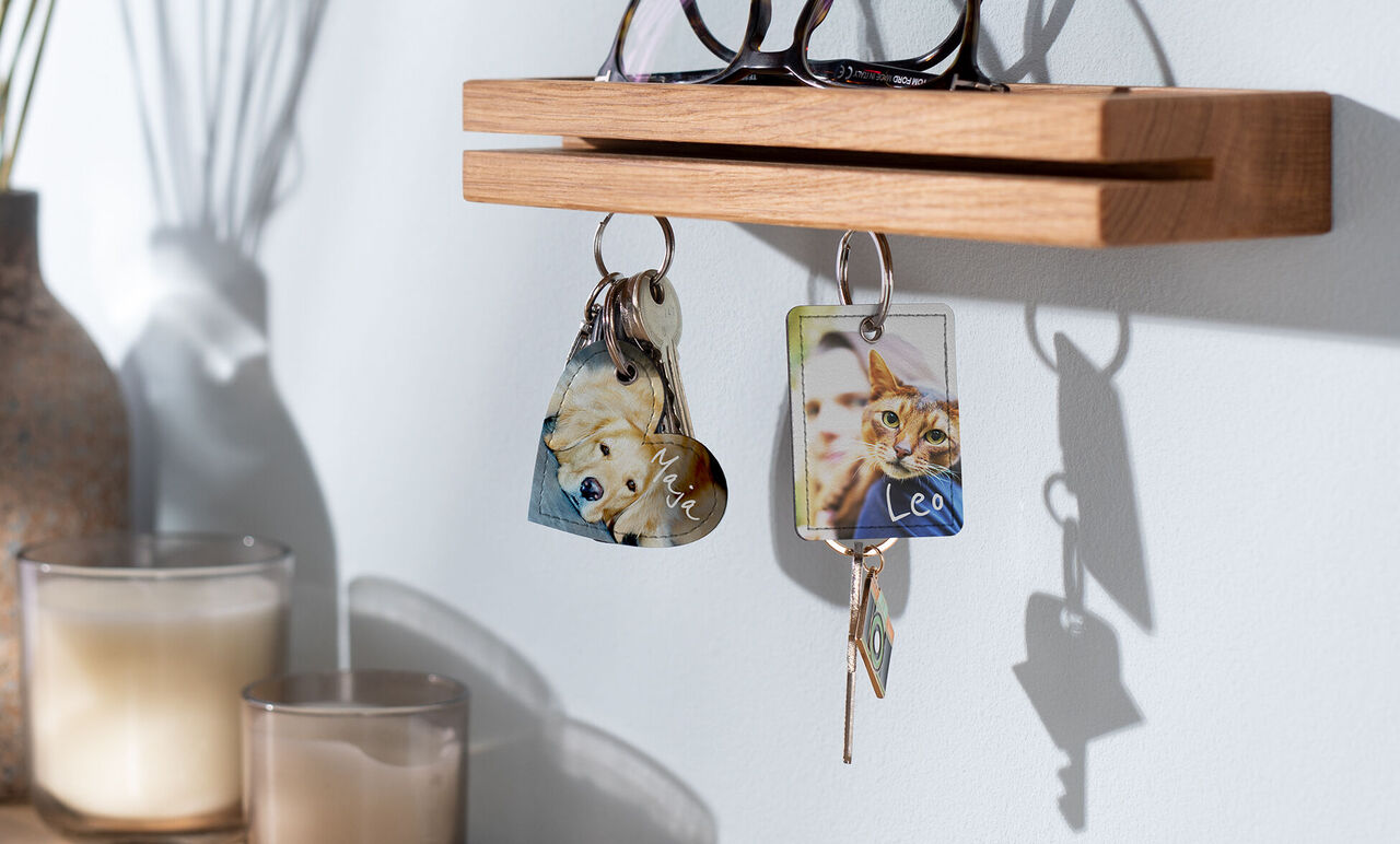 Gekleurde sleutelhangers hangen aan een houten haak