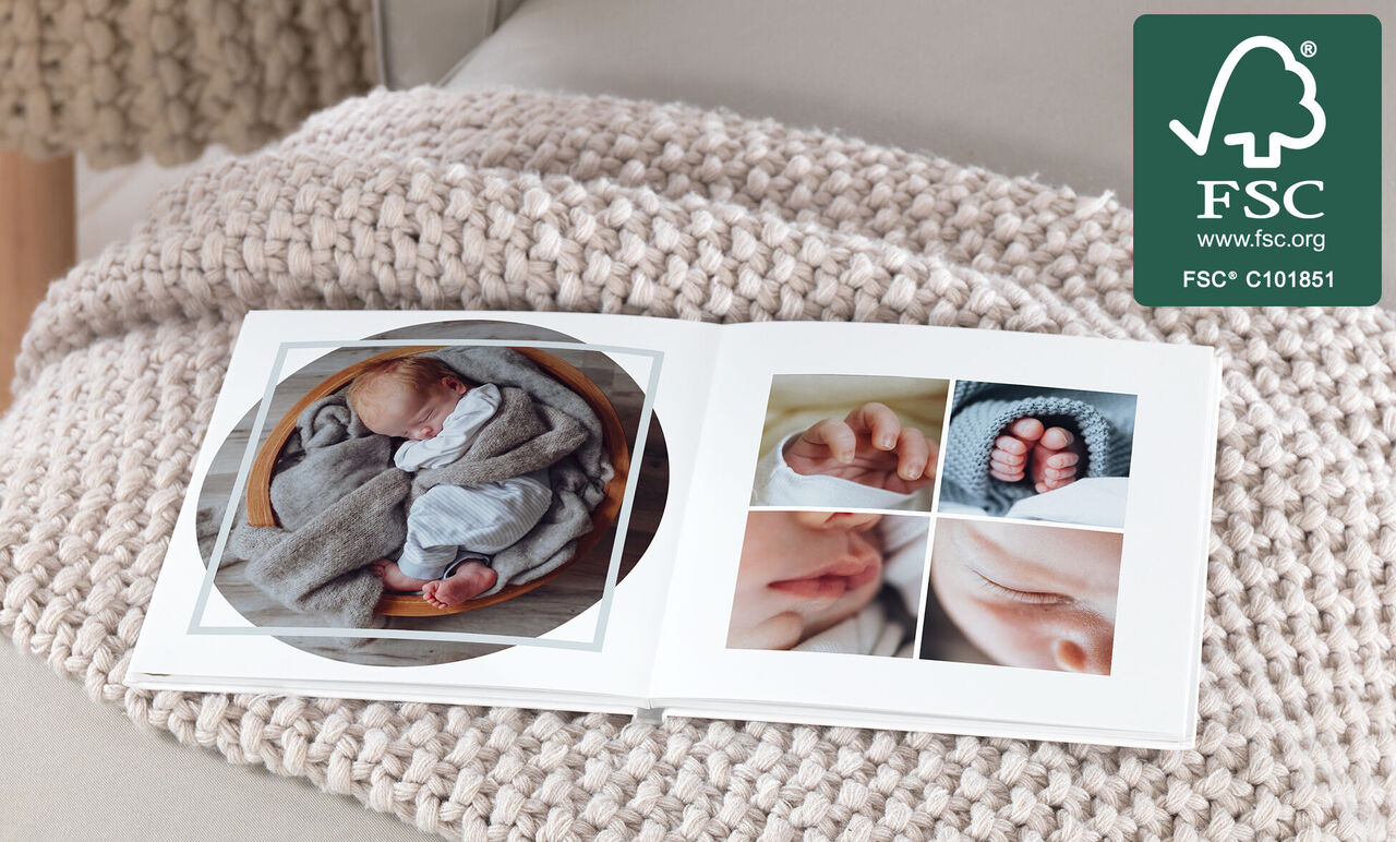 Een liefdevol fotoboek met babyfoto's op een knusse deken, CEWE Fotoboek.