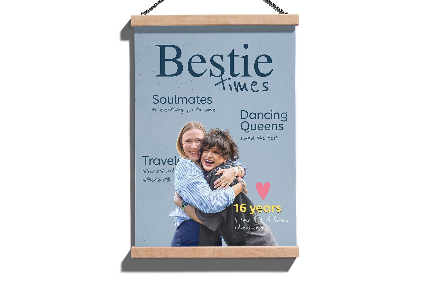 CEWE poster met een foto van twee mensen die elkaar omhelzen en teksten als ‘Bestie times’, ‘Soulmates’ en ‘16 years’