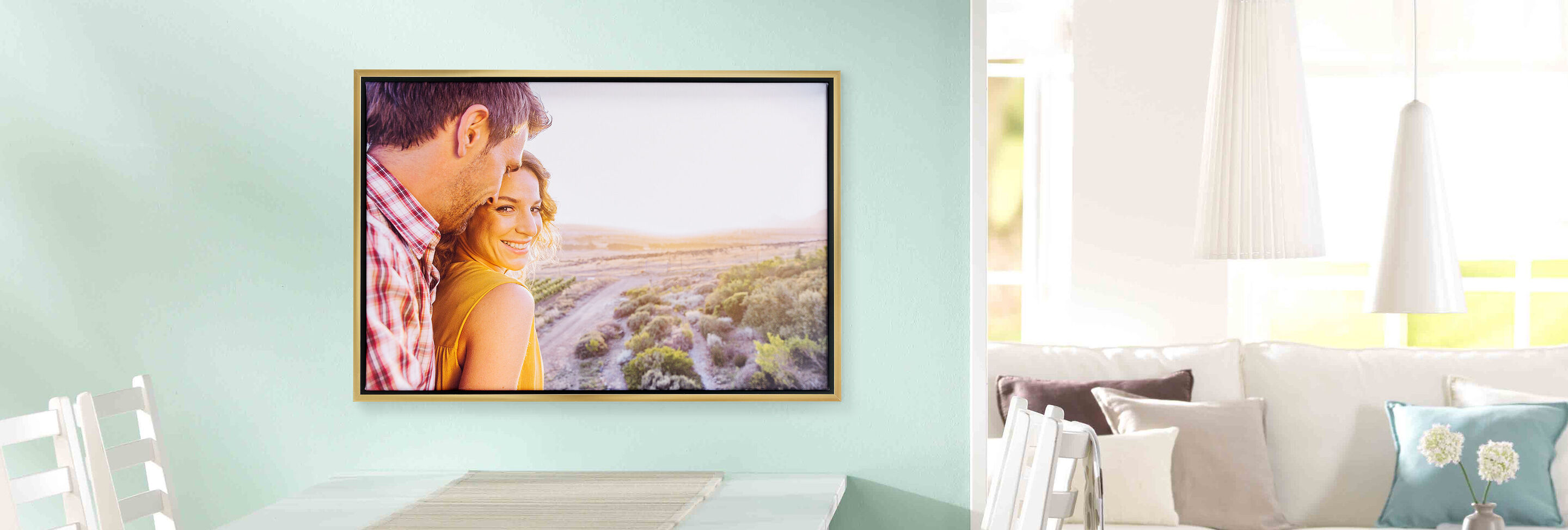 Mooi muurdecor met koppel dat in de verte kijkt, ingelijst in moderne ruimte.