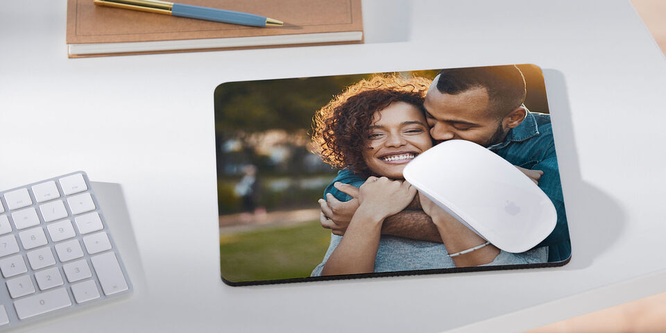 Een liefdevol stel omhelst elkaar warm, omringd door natuur
