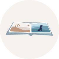 Open fotoboek met mooie reiservaringen, een strandlandschap en een hond.