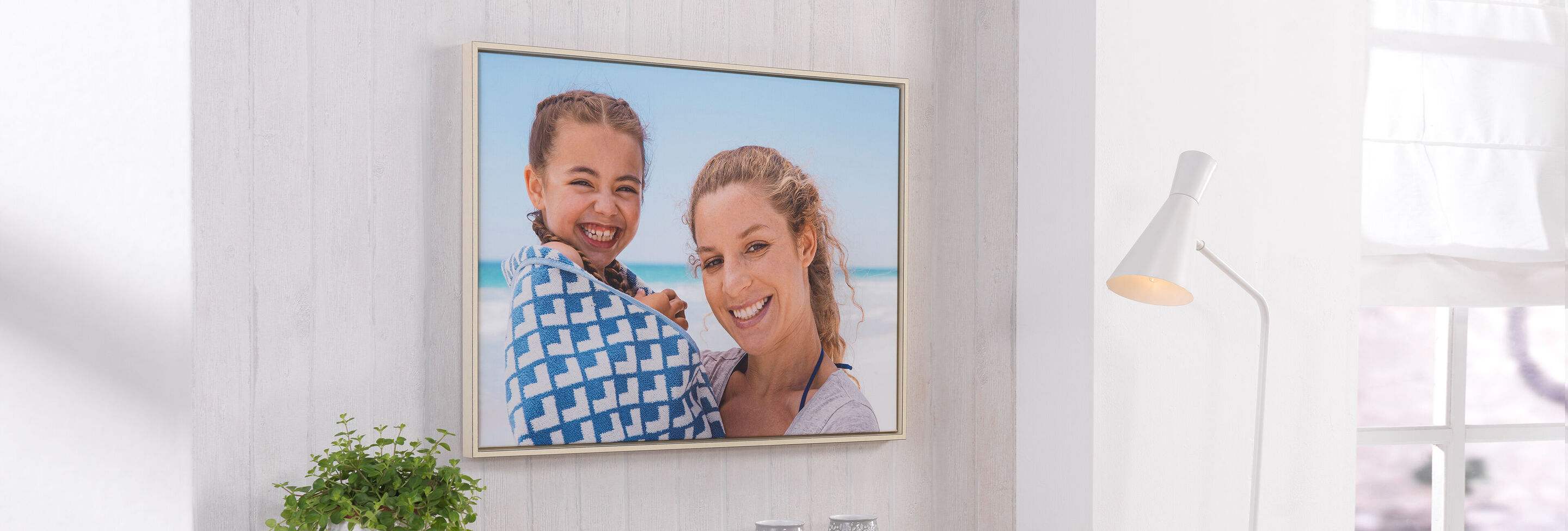 Een mooie muurdecoratie toont twee personen voor een strandachtergrond.