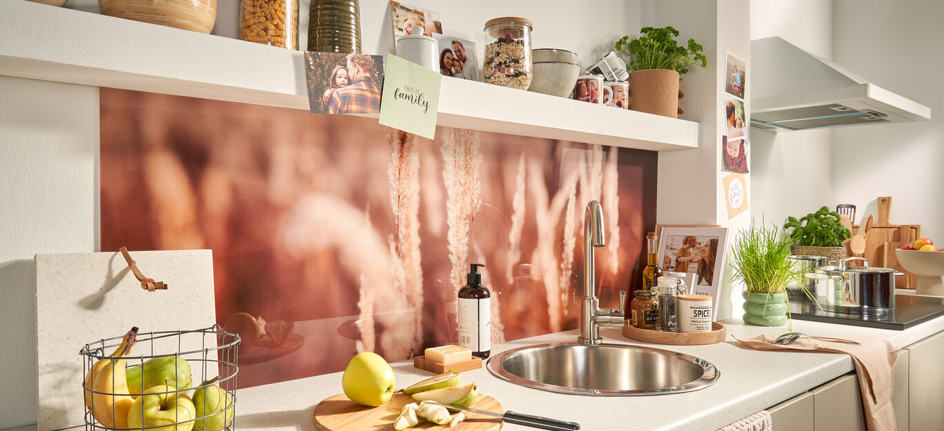 Een moderne keuken met een prachtige achtergrond en stijlvolle accessoires.